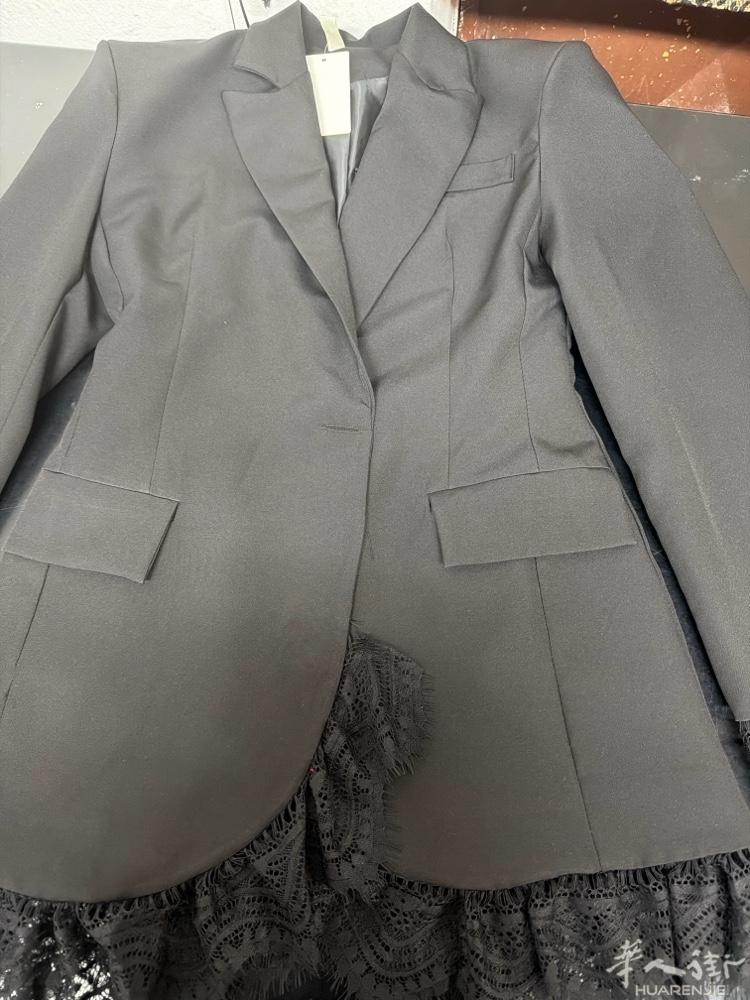 本工厂招布衣车工夫妻一对现在做西装大衣类，上半年做上衣衬衫类，不熟练勿扰