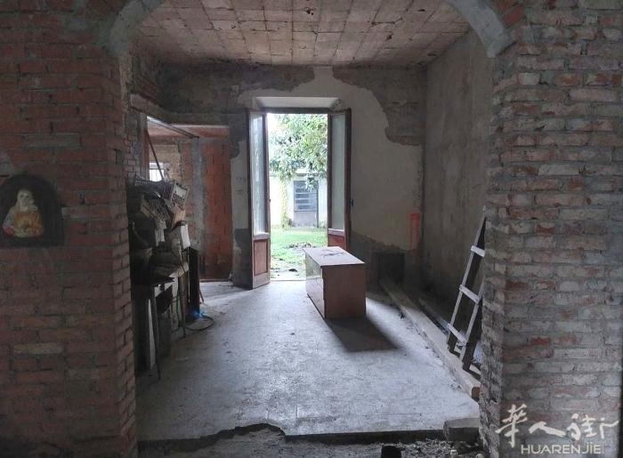 出售Castellina 220平米毛坯联排别墅即将完工，前后花园，门前可以停车