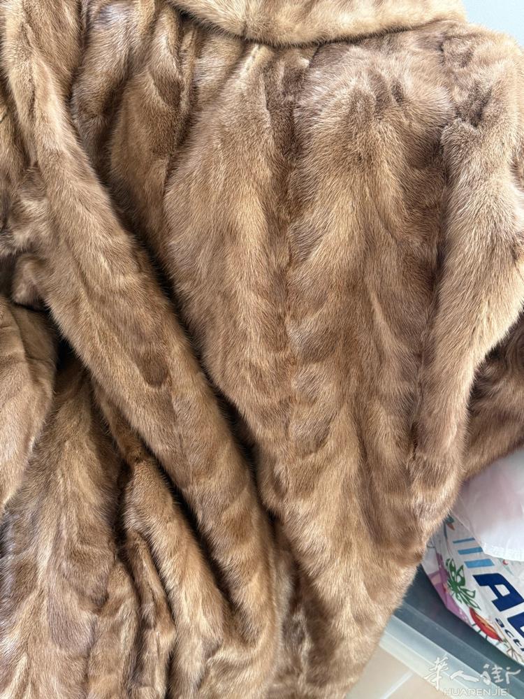 出闲置衣服。高品质水貂毛 大衣 长款。。光泽好 柔软。保养的很好