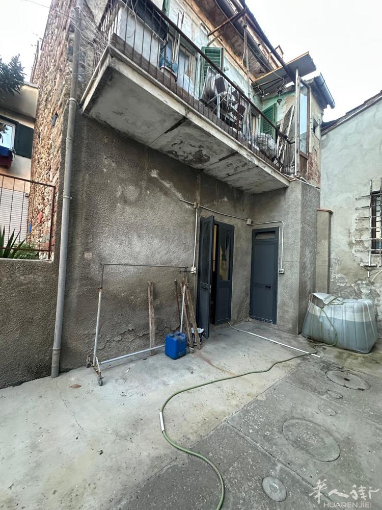 Prato 中国街 via cavour C3工厂出售，120平米，带小院，无物