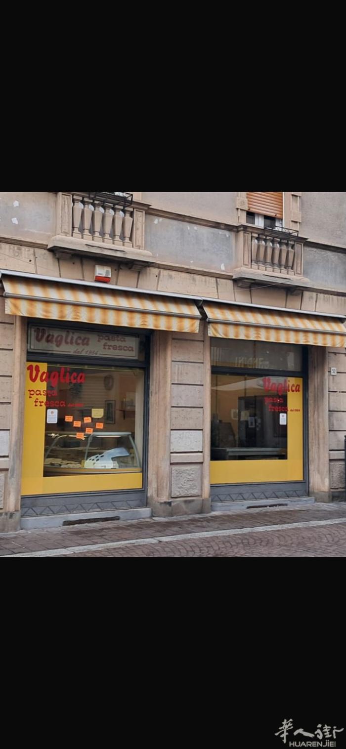 voghera步行街上有家店要出租，人流量大里面已经有厨房可以开打包店奶茶店之类