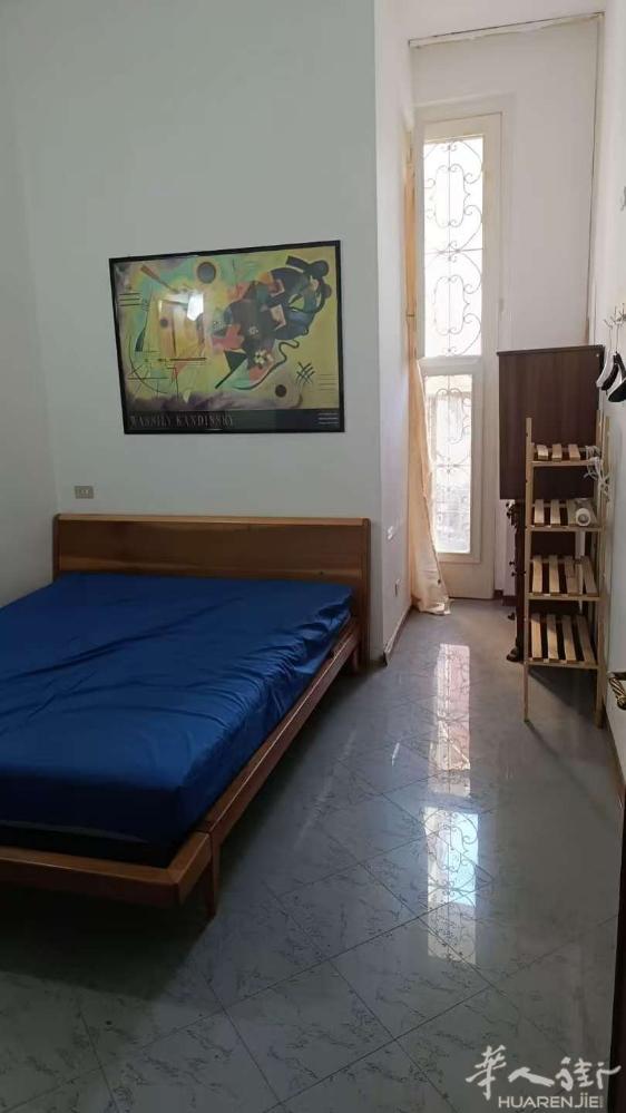 Empoli 大邮局近(离vanghetti 学校也近）有一房间搭铺,一个人优先