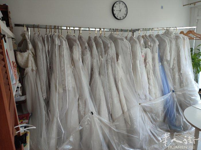 婚纱摄影店清仓，各种婚纱，晚礼服共400多套，高级模特模型5个，衣架10个，清仓