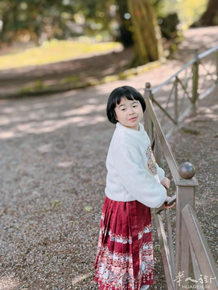 米兰边小镇即日起需要一位住家保姆，照顾一个8岁自闭症女童，有一个11岁正常姐姐。