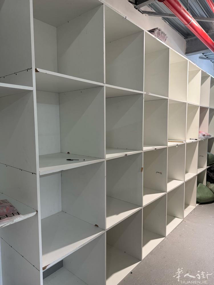 93 区 因店铺转让 有大批柜子， LED 灯转让 ， 低价