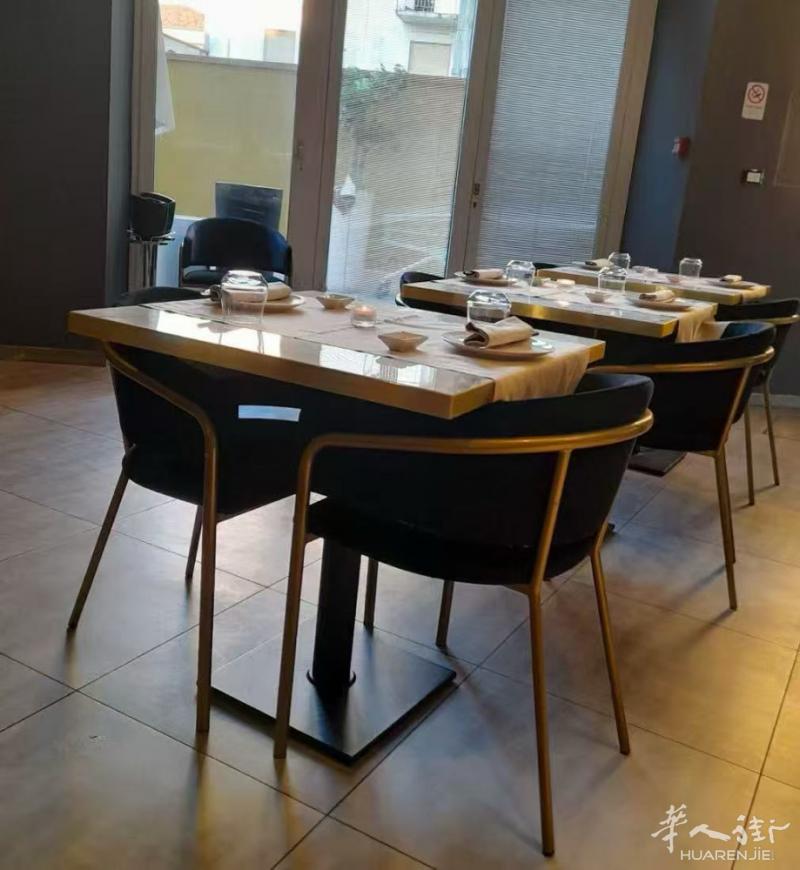 200 一对 （桌子+两张凳子）大理石桌面，不是塑料的那种。联系微信183860