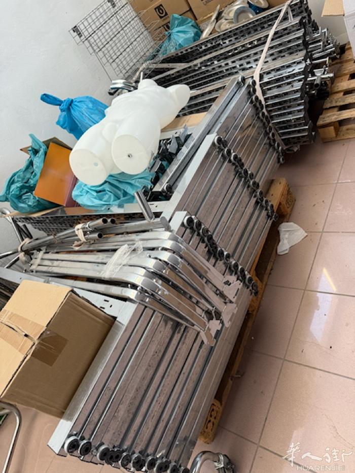 UDINE低价出售服装架及各种挂钩，有需要的可以联系3778164478