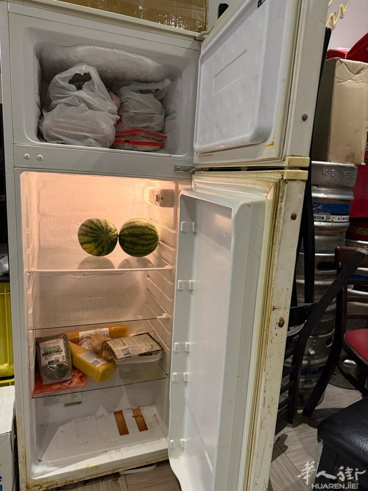 两个家用小冰箱出售 双门-上层冷冻，下层冷藏👉50欧 单门冷藏冰箱，内里上层为