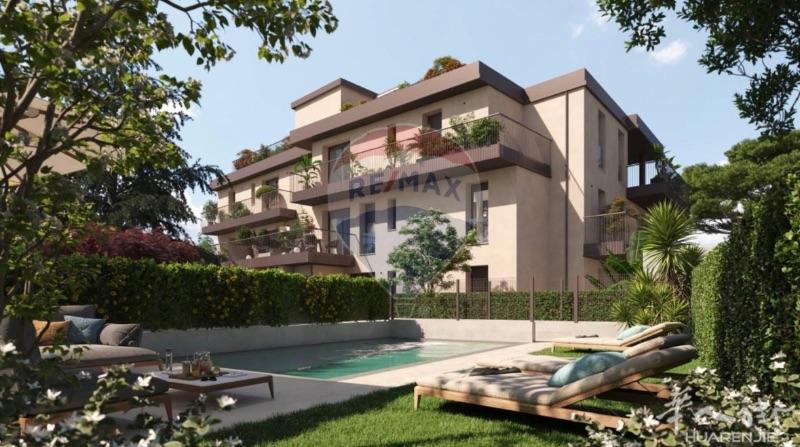 位于风景如画的德森扎诺湖畔（Desenzano del Garda），全新高端住宅项目预计于 2026 年 7 月竣工。整栋建筑共 11 套精致住宅，配备住户专享的 户外泳池与日光浴平台（Solarium），为您呈现湖区度假式生活体验。本项目采用 A4 能效等级 建造标准，全屋 无天然气（Gas Free），以全电系统运作并搭载 光伏发电系统；建筑结构符合 抗震标准，并配备 A5 级隔音系统、抗冲击（防破窗）、防冰雹、防霉与防潮 等全方位防护设计，确保居住的安全性与舒适度。全屋配置 智能家居系统