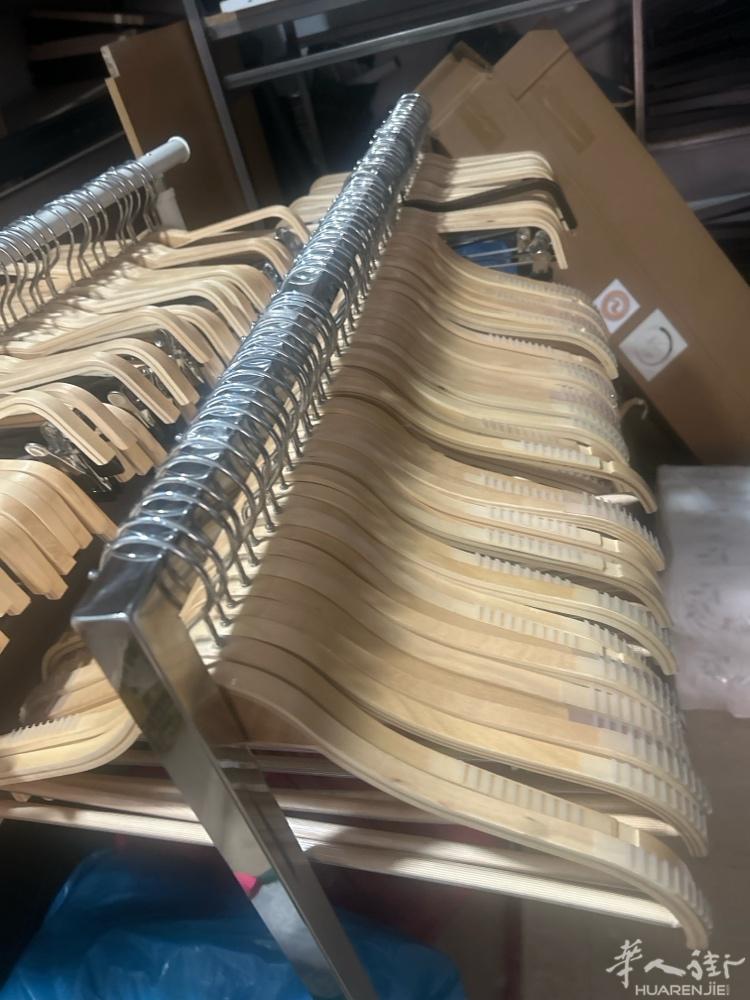 马德里服装用品、衣架，pechero 挂勾、半身模特全部低价出售。联系电话：64
