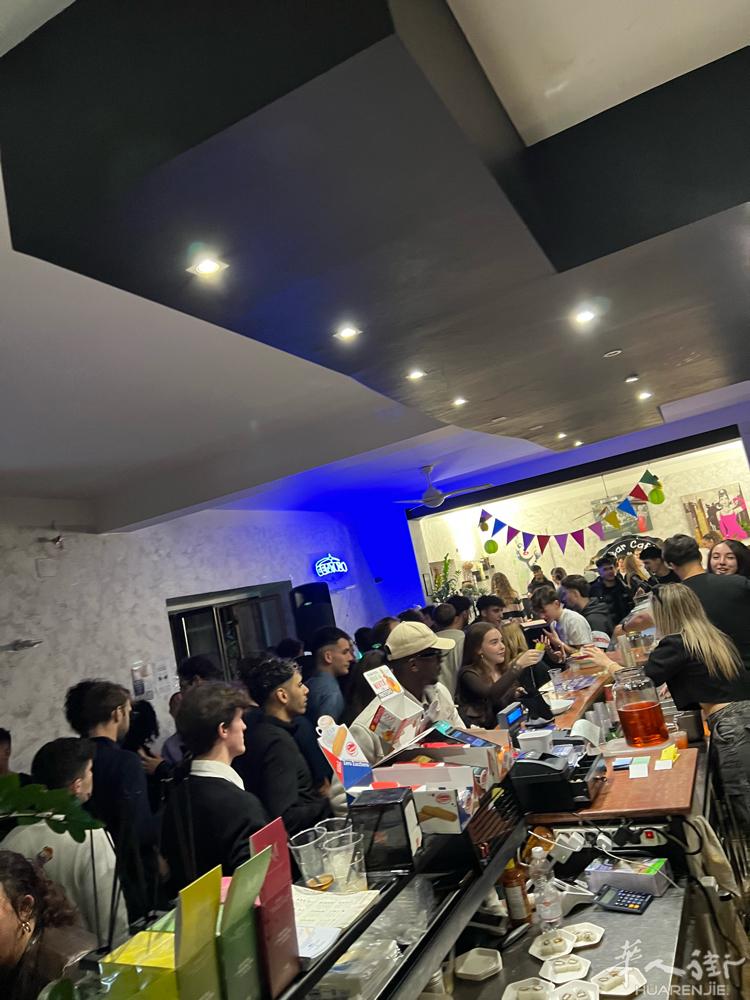 bergamo酒吧转让  市中心走路10分钟  带吃餐 位置50来个  不会可以