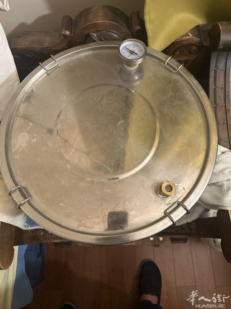 转让一台酿酒蒸锅，容量大，可使用电磁炉或煤气，几乎全新，并赠送一袋酒曲和一本酿酒