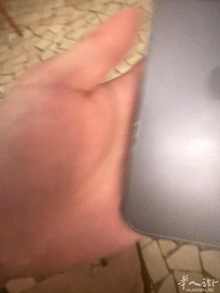 个人出14PM国行256G，刚刚换的正品电池，换了电池之后屏幕有一点点的缝，没有