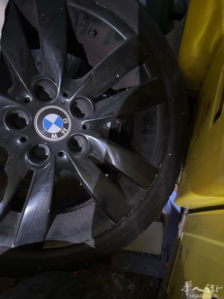 出售4个宝马轮毂带轮胎号码225.45.R17 一套320米兰近唐人街自提.联系
