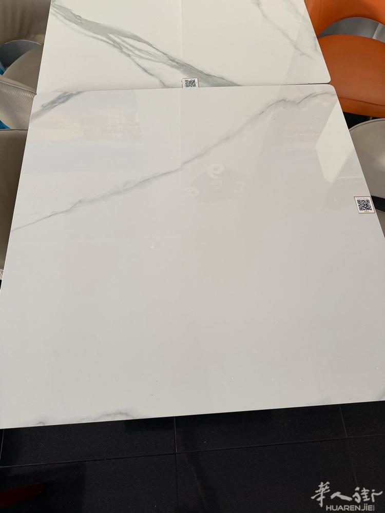 南部lecce附近出售九成新的桌子，80x80，10张！