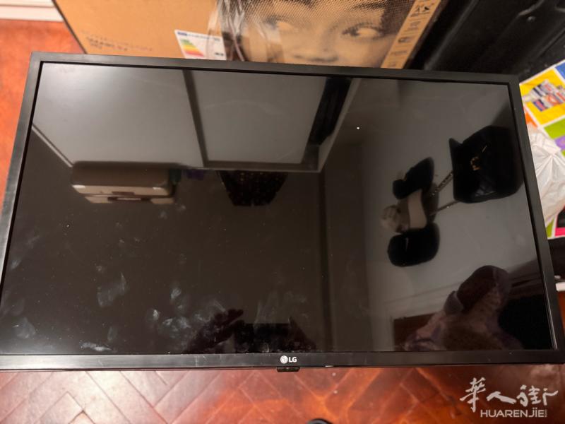 飞利浦音响一组，功放机带两个麦克，LG 电视，电视没有遥控器，全部打包 50 欧
