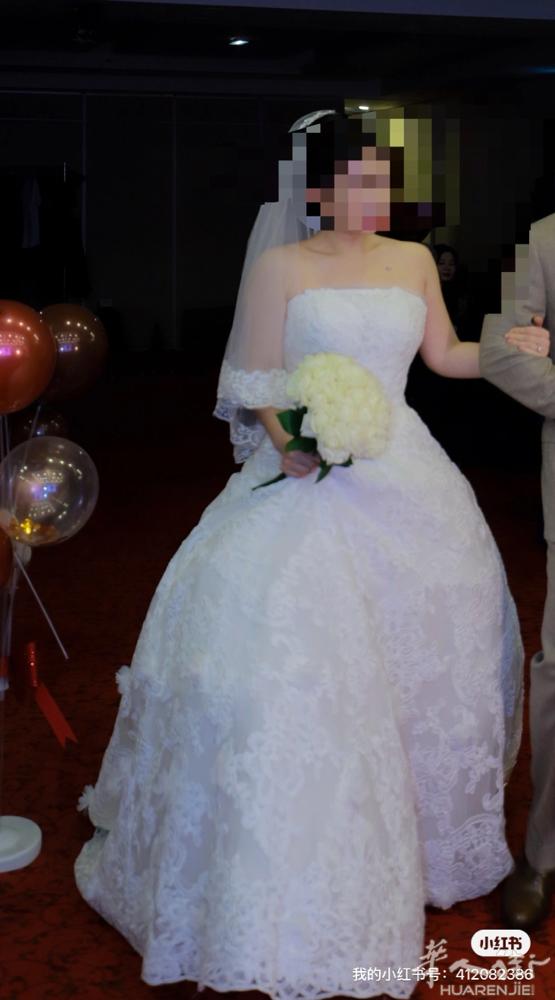 出婚纱 结婚的时候穿过一次 两件：一个轻纱一个小拖尾 成色好 基础款  高个子矮