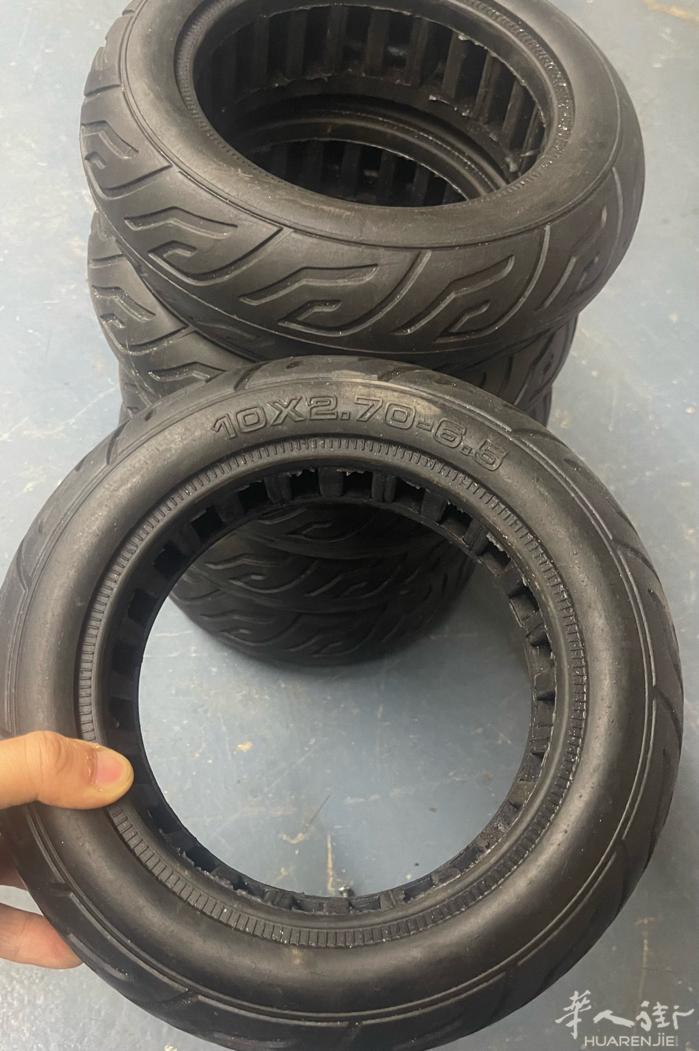 特价实心轮胎 质量优质 弹性好，耐滑 巴黎自取 联系电话☎️062755339