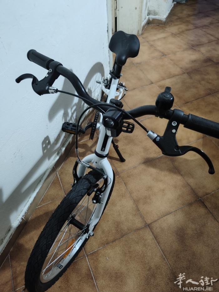 小孩子的掌新自行车转让150€。电话3778183069