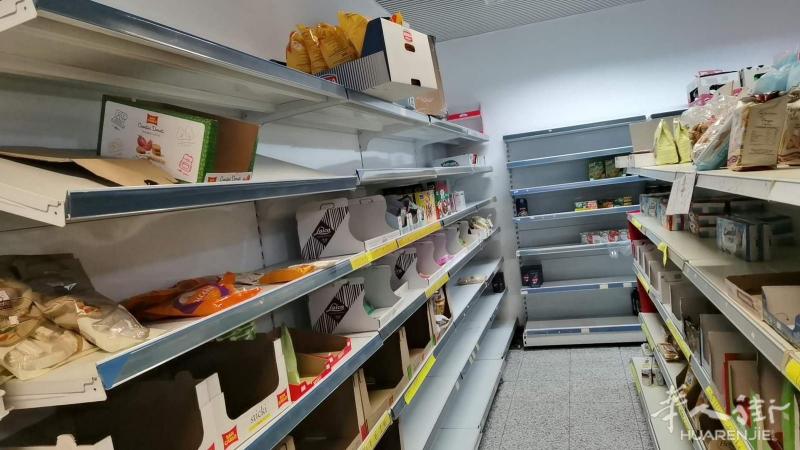 布雷西亚百货店出货架 超低价出 双面架30来个，单面架20来个 详细联系：333