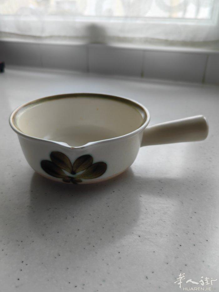 各种餐具全是新的,便宜处理，有需要的请电话联系0609782820。