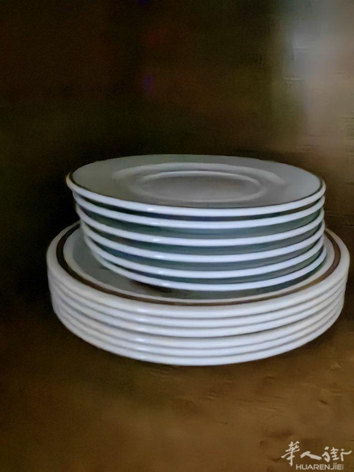 各种餐馆用具.便宜处理，有需要的请电话联系在谈价钱。0609782820