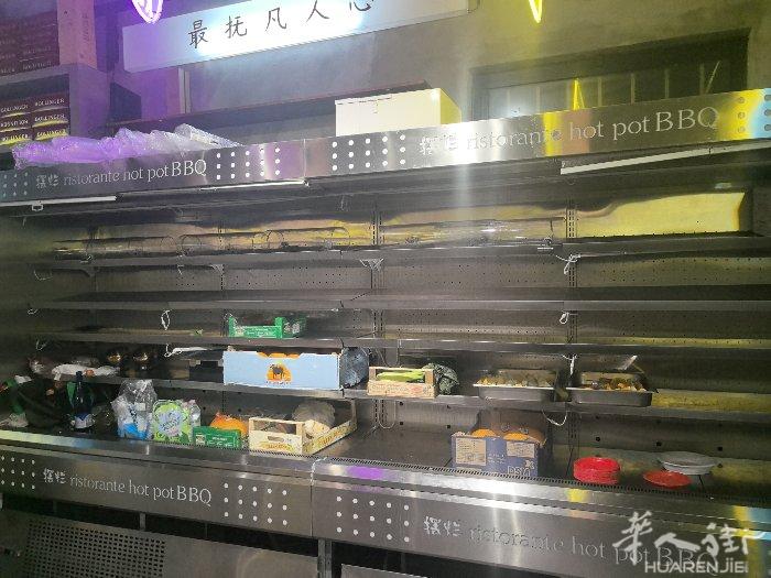 brescia烧烤店有火锅桌子椅子和冰箱转让，有需要的朋友可以来看看，联系电话3