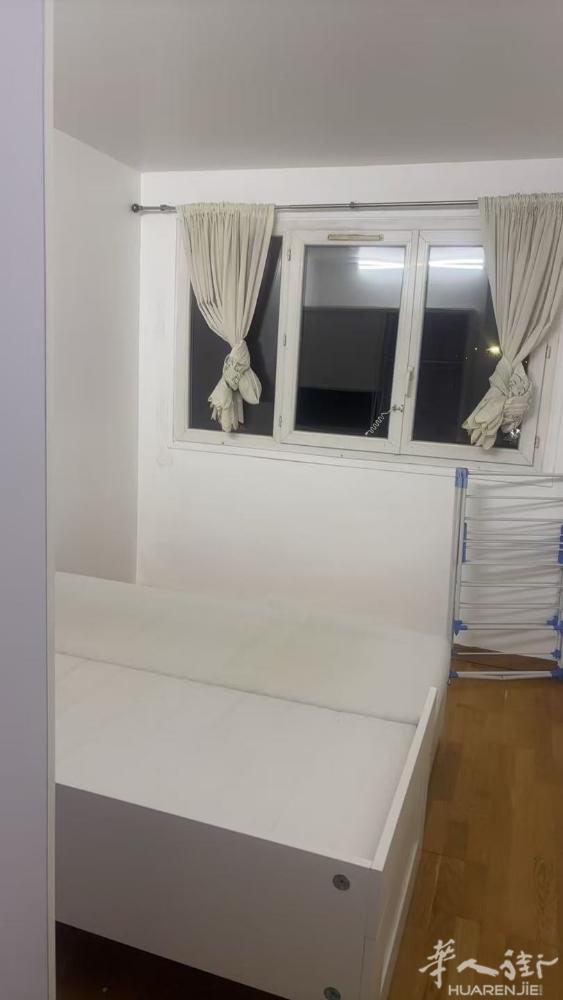 aubervilliers有个房间搭铺，有意者联系0651 639186