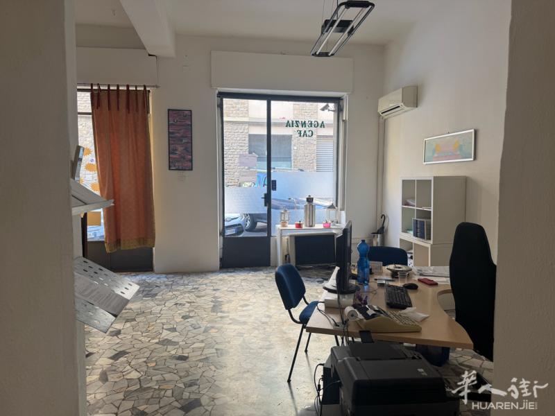 Novoli · 商铺出租 店铺面积 50mq  两个橱窗 位置很好、 via