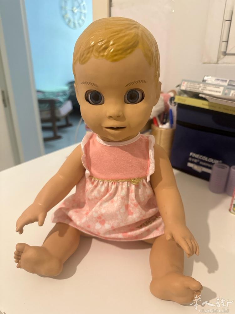 儿童玩具，会讲话的娃娃，100多买的，8成新，现20欧元，马德里自取