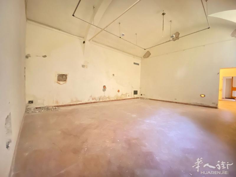 佛罗伦萨 市中心 商铺出租 330mq 位置非常好，靠近 Piazza Ogni