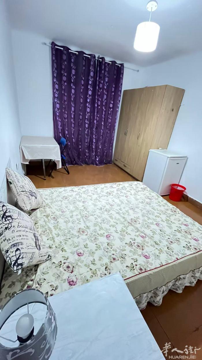 房间出租  马德里一路地铁口portazgo 大房间出租有电梯. . 住家安静、