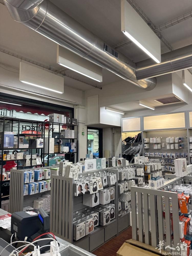 米兰华人街手机店招女前台，联系电话3444556798，或微信mellin