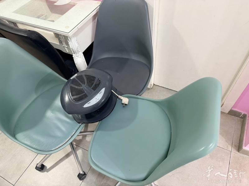 三张凳子和风扇30欧，市中心自取，电话615348558