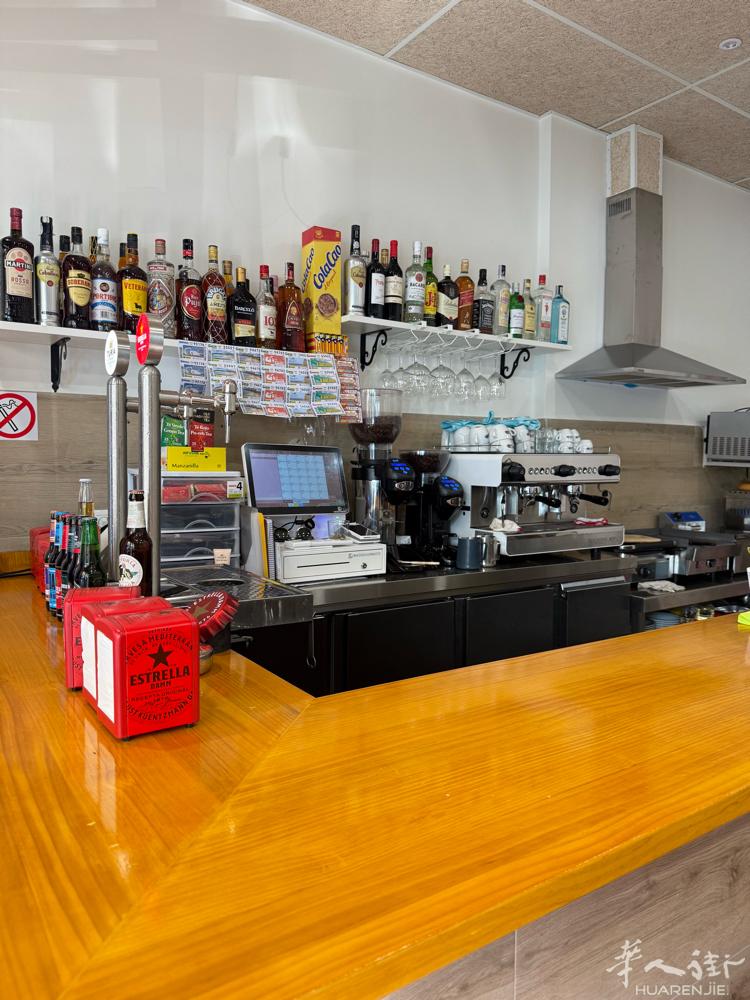 酒吧转让，在Badalona Montigala，新店铺刚开三个月，老虎公司两台