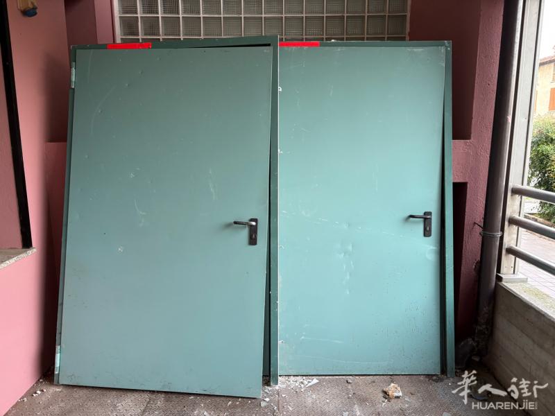 出两扇防火门  需要的联系  只能自提