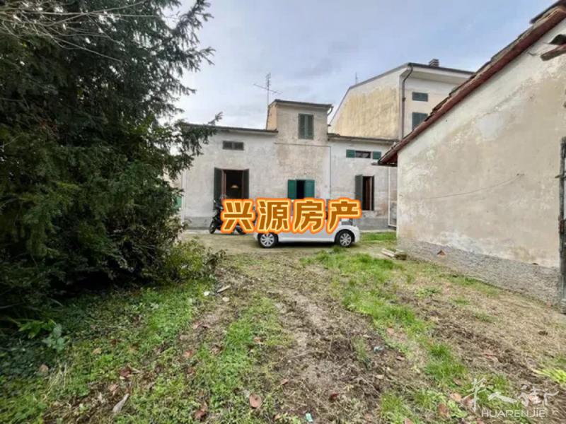 Prato在Iolo 三房一厅 带大院子落地房出售！ 内部居住面积约140平方米
