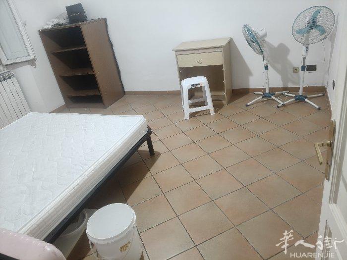 本人有一个大房间搭出去，位于小凯越下面有个洗衣房对面，有意者联系