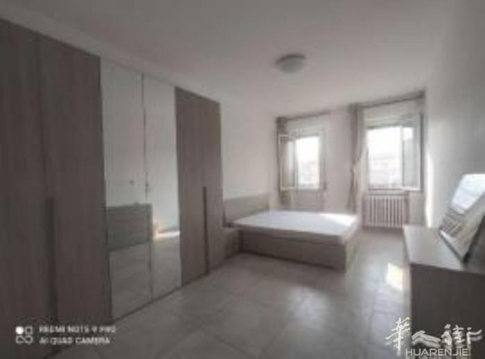quarto.oggiaro，有电梯，楼下有40路公交车 坐8个站就到黄色地铁，