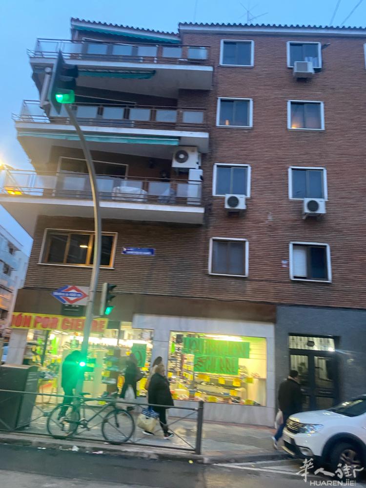 马徳里 在6路 地铁站 oporto 跟opañol. 之間有一层只有這套 沒有