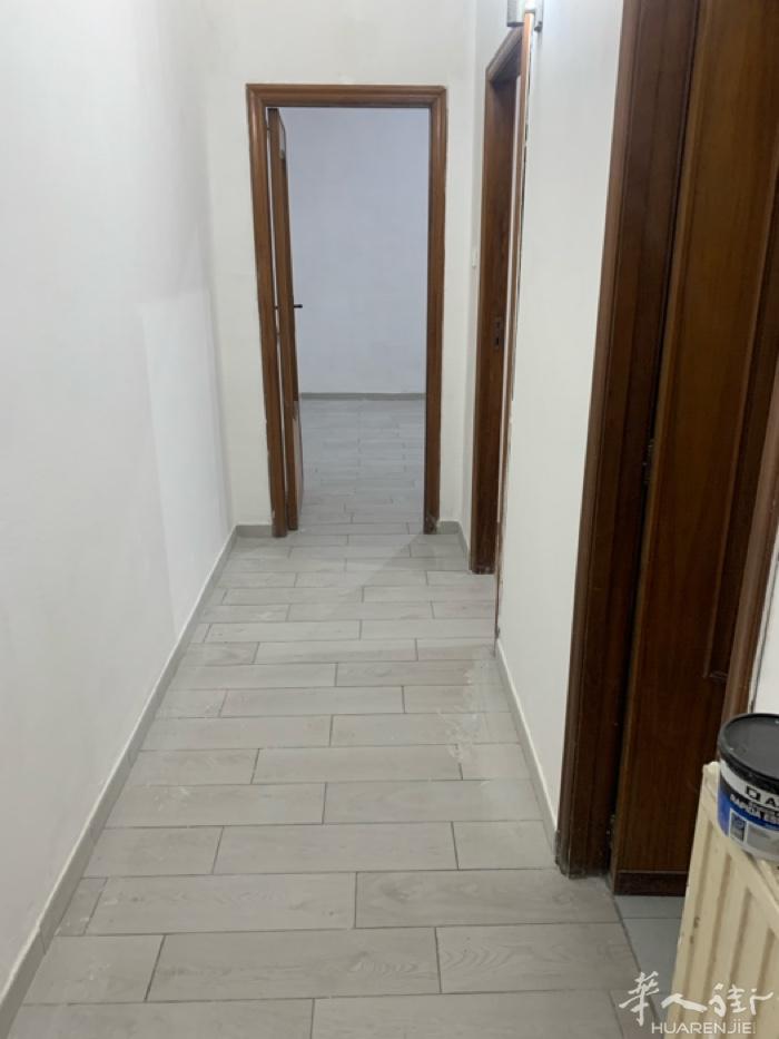 Napoli市中心火车站住家出租，2个房间，一间大房间，一间小房间 都有窗户，一