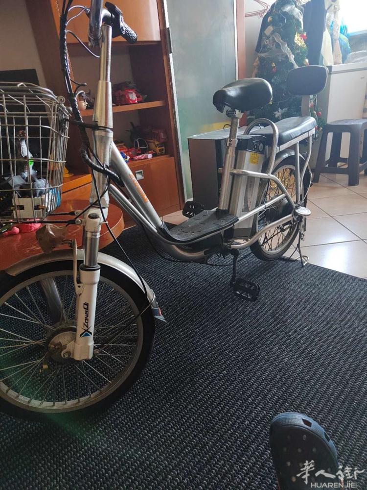 出售电瓶车一辆 9成新  带充电器 车锁和雨衣有需要的街友请联系我389 000