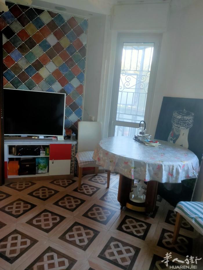 米兰红线地铁URUGUAY附近的自住房出租，三室两厅，生活设施齐全，有车库，有1