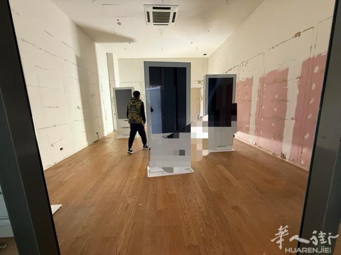 pescara 北部商城，手机店招店员 不会可学，能独立看店者+工资+住房补助