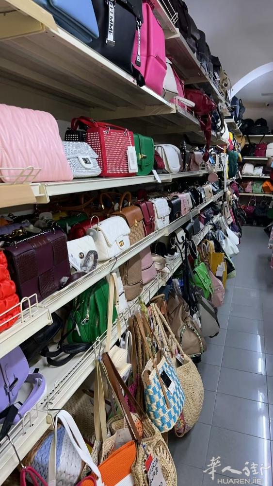 佛罗伦萨附近恩波利市中心 服装百货店转让，200平方米左右，房租每月一千八欧，在