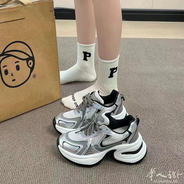 米兰出9成新运动鞋 37码