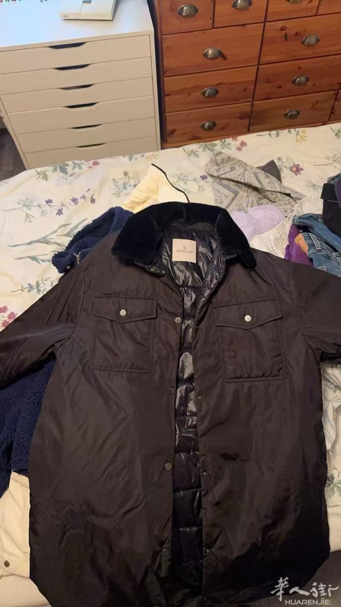 马德里出9.9新 Moncler羽绒服 1200购入 穿了一次因为太小 现半价出