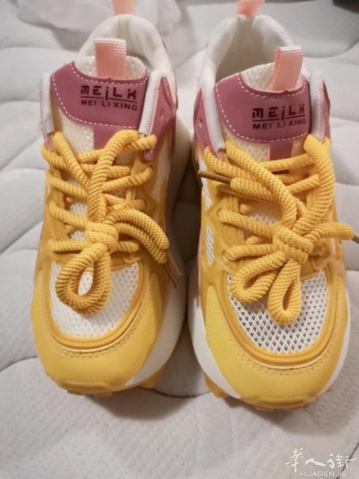 出售两双鞋新鞋，黄的37，白的38，一双40欧，两双70欧，从中国寄出来的，因为