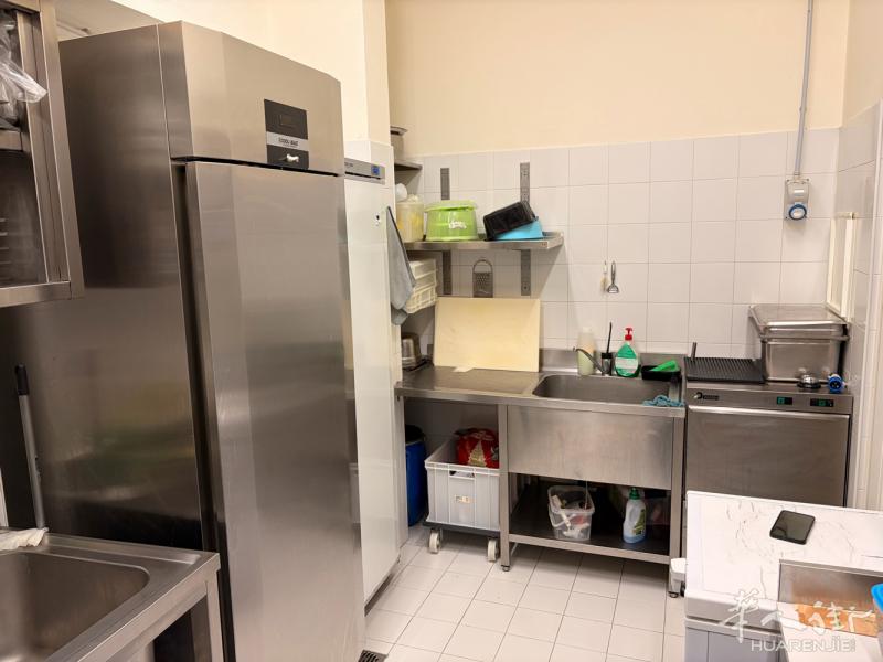 Cagliari 市中心出售 Poke 店 内有20座位， 外摆有 12座位 ，