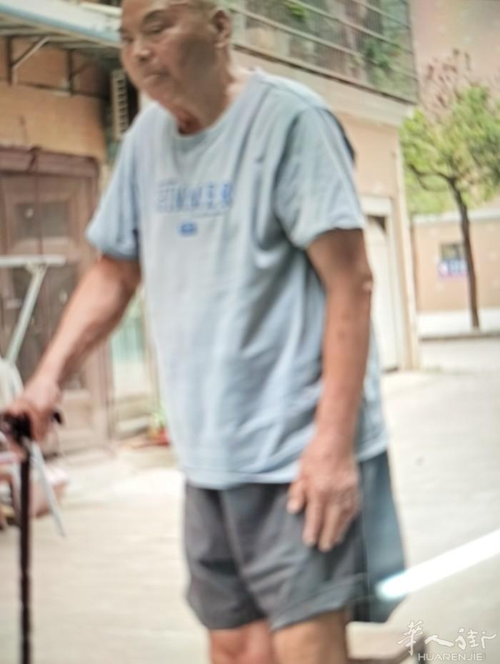 我在家乡做过护理工作，目前来到德国，非常有兴趣和友爱地关照不能自理的老人，老人吃
